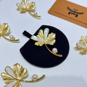 Broche de mode Série Automne Hiver, motif fleur de poitrine, bijou en perles et feuille d'érable, accessoire pour pull, épingles à broche - Product Image 2