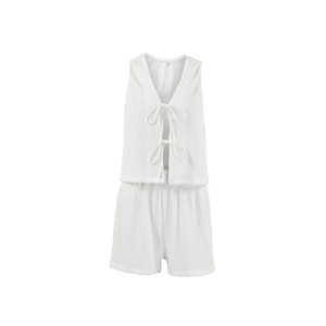 Ensemble deux pièces d'été 2026 pour <span class=keywords><strong>femme</strong></span> : Haut <span class=keywords><strong>gilet</strong></span> sans manches blanc texturé avec nœud papillon et short taille haute – Tenue décontractée de plage - Product Image 4