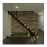 Escalier droit sur mesure, structure en acier sur mesure et éléments en bois naturel pour projet de loft contemporain