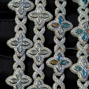 Bracelet tennis éblouissant en argent sterling 925 plaqué or, avec maillons infini et trèfle à quatre feuilles de 8 mm, entièrement pavé de moissanite colorée - Product Image 4