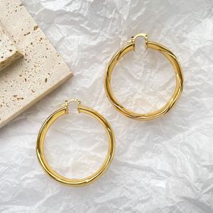 Pendientes de Aro Grandes, Geométricos, Únicos, de Lujo, Chapados en Oro de 18k para Mujer - Product Image 4