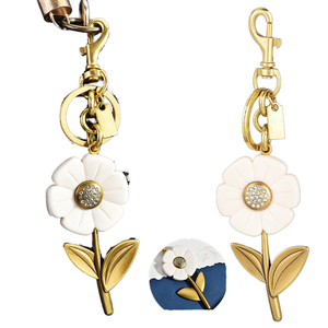 Porte-clés mousqueton en alliage d'acier inoxydable de luxe, motif petite <span class=keywords><strong>marguerite</strong></span> de dessin animé, étanche et léger, vente chaude - Product Image 1