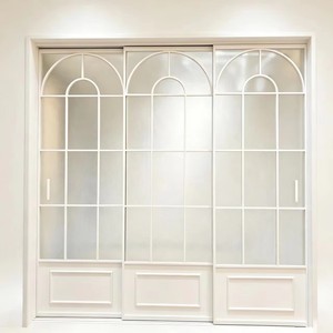Puerta Corredera Francesa Curva de Triple Panel, Estilo Vintage, Personalizada, con Vidrio Estriado, Marco de Aleación Blanca, con Divisor Interior - Product Image 4