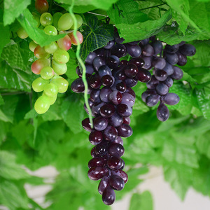 Décoration de plafond de fruits et légumes en plastique souple avec grappe de raisin - Product Image 1
