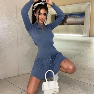 Nouveau polo solide automne-hiver personnalisé pour femmes haut à manches longues jupe plissée pull en tricot décontracté et élégant ensemble de 2 pièces - Product Image 4
