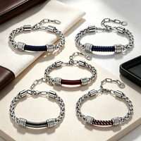 Bracelet pour homme en cuir et acier inoxydable, design patchwork, chaîne cubaine, fermoir mousqueton réglable, style hip-hop streetwear cool.