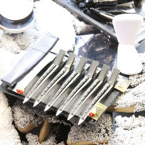 DENTRIC IMPLANTS Pinzas de Pelo Tipo Pico de Pato con Orificios de 9cm, Pinzas Metálicas Tipo Cocodrilo Modelo DIC41122 para Uso Comercial - Product Image 3