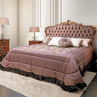 Lit Queen Size Classique Français : Ensemble de Chambre à Coucher en Bois Sculpté à la Main avec Tête de Lit Capitonnée Rose Poudré et Coiffeuse Assortie