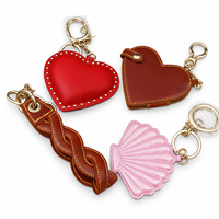 Porte-clés en cuir personnalisé OEM ODM avec logo, motif cœur mignon, coquillage brodé, pendentif de sac tendance, cadeau promotionnel souvenir