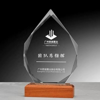 Meilleure vente Verre en bois Prix Artisanat Personnalisé Sculpté Gravure Lettres Cristal Verre Trophée Plaque Avec Base En Bois