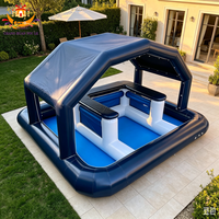 Bar de piscine gonflable commercial en PVC couleur personnalisée avec sièges intégrés et tente 5x5M, capacité supérieure à 500kg, location pour événements aquatiques
