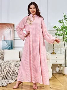 Robe longue Abaya Maxi de style ethnique moyen-oriental pour femmes, en polyester, avec col perlé, ourlet large à motifs floraux, tenue de soirée formelle et modeste - Product Image 3