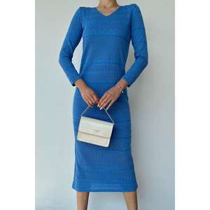 Vestido ajustado de punto azul con cuello redondo y cintura natural, cómodo para el trabajo. - Product Image 2