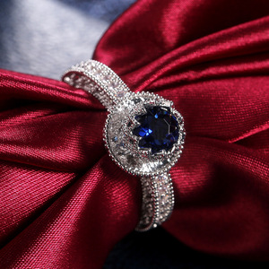 Anello a Corona Intagliato Vuoto da Donna con Accento Blu Stile Palazzo Gioielli alla Moda Ingrosso - Product Image 2