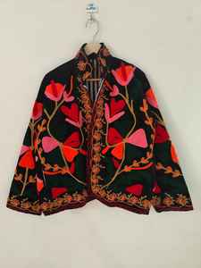 เสื้อแจ็คเก็ตกำมะหยี่ปักลายซูซานีสีดำ ลายดอกไม้สดใส เสื้อโค้ทศิลปะพื้นบ้านที่เป็นเอกลักษณ์ เสื้อคลุมสไตล์พื้นบ้านสีสันสดใส เสื้อแจ็คเก็ตปักลายซูซานีสีสันสดใส - Product Image 6