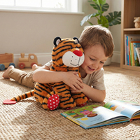Peluche tigre de 30 cm avec rayures noires, nez rouge et patins à motif cœur, personnage de la jungle assis