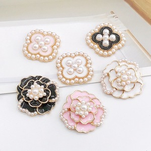 Nouveaux accessoires chics en perles de camélia, trèfle, décoration de coque de téléphone DIY et matériaux de fabrication de breloques pour chaussures, vente en gros - Product Image 1