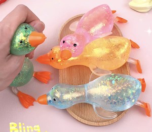 Pelota Antiestrés <span class=keywords><strong>de</strong></span> Ganso/Pato <span class=keywords><strong>de</strong></span> Peluche con Purpurina, <span class=keywords><strong>de</strong></span> Subida Lenta, Premium, Adorable y <span class=keywords><strong>de</strong></span> Moda Viral, para Oficina, Escritorio y Juego Infantil - Product Image 4