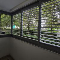 Fenêtre à persiennes verticales réglables en aluminium TOMA Modern Hurricane, volets bahamas, ouverture extérieure