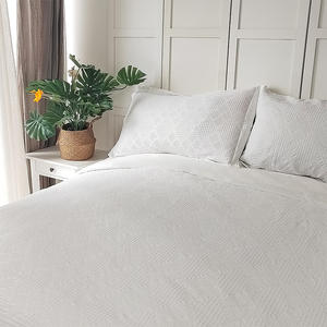 <span class=keywords><strong>Housse</strong></span> <span class=keywords><strong>de</strong></span> <span class=keywords><strong>couette</strong></span> gaufrée 100% coton <span class=keywords><strong>de</strong></span> qualité supérieure ensemble <span class=keywords><strong>de</strong></span> 3 pièces literie <span class=keywords><strong>de</strong></span> luxe blanche pour la chambre à coucher à la maison - Product Image 2