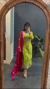 Robe en soie Chinnon lourde de haute qualité à la main broderie lourde traditionnelle manches complètes pour les fêtes disponibles prix de gros - Product Image 2