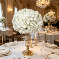 Centres de table de luxe avec verdure, arrangements floraux de mariage, boule de fleurs rose et blanche pour la décoration de table