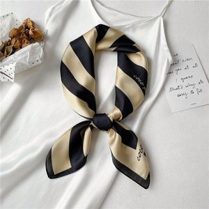 Écharpe imprimée pour femmes, design à motifs tendance, ajoute du style à toutes les tenues, disponible en grandes quantités - Product Image 6