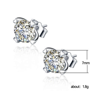 Orecchini a Perno Classici con Zirconi a Quattro Punte, Gioielli da Donna Versatili ed Eleganti - Product Image 3