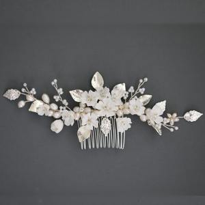 Peine de <span class=keywords><strong>pelo</strong></span> de novia de <span class=keywords><strong>flores</strong></span> blancas de cerámica popular Europa y los Estados Unidos tocado de novia accesorios <span class=keywords><strong>para</strong></span> <span class=keywords><strong>el</strong></span> cabello de perlas <span class=keywords><strong>naturales</strong></span> - Product Image 1