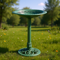 Bain d'oiseaux sur piédestal vert en résine, design traditionnel, finition peinte, autoportant, pour l'observation des oiseaux en extérieur dans le jardin