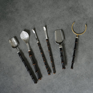Juego de Té de Aleación con Mango de Bambú, Seis Herramientas para la Ceremonia del Té, Forma Plana, Origen Anji - Product Image 2