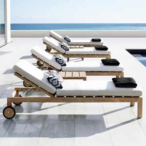 Chaise longue réglable en teck linéaire moderne pour l'extérieur, lit de jardin minimaliste pour villa et complexe hôtelier - Product Image 1