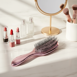 Brosse démêlante de luxe personnalisée pour femme, en ABS, avec poils en nylon doux, finition métallisée brillante et électroplaquée - Product Image 6