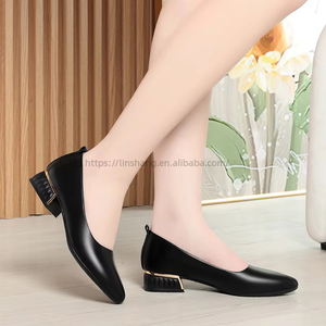 Vente en gros usine Escarpins noirs à talon bloc - Chaussures pour femmes en cuir à bout pointu avec décorations en pierres, pour le bureau et le quotidien - Product Image 3