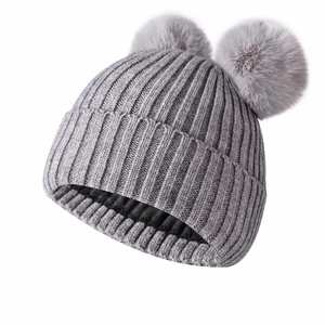Bonnet tricoté chaud d'hiver pour femme avec doublure polaire et deux pompons – Vente en gros - Product Image 5