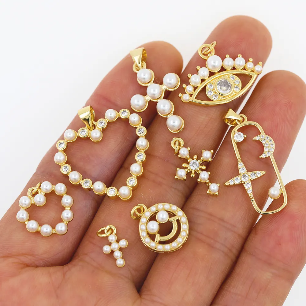 Colgantes de corazón de amor de perla blanca pavimentada de zirconia transparente chapada en oro de 18 quilates para hacer joyas colgantes de joyería al por mayor