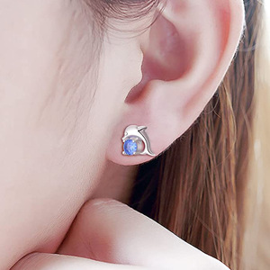 Orecchini a Perno Coreani con Mini Delfino in Zircone, Gioielli Delicati per Donne - Product Image 6