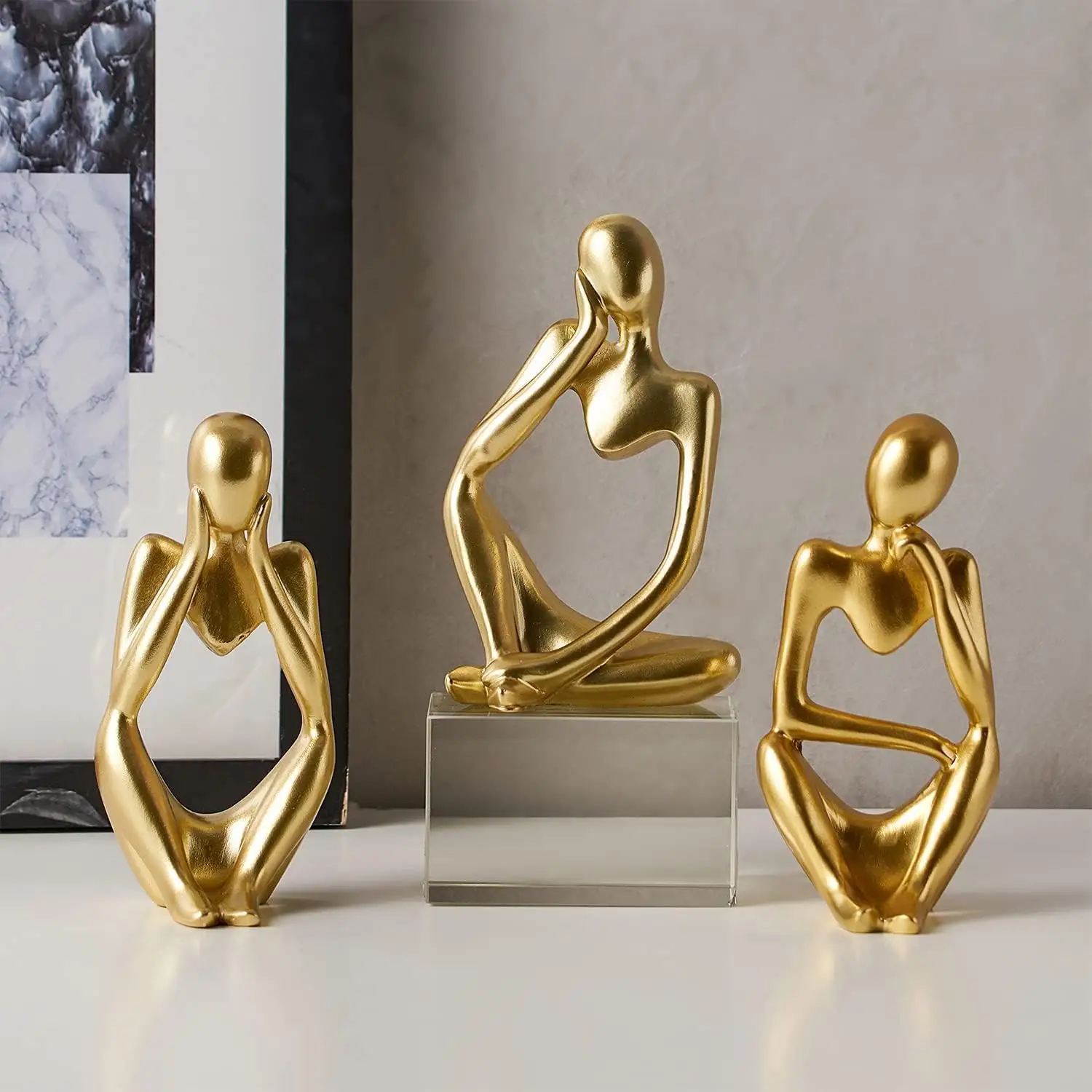 Desain baru seni abstrak berongga meja kantor rumah dihiasi dengan Thinker patung emas kerajinan Resin