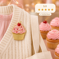 Broche en émail souple 3D UV motif cupcake cerise, bijou dessert sucré, plaqué or, badges métalliques en gros, épingles en émail personnalisées