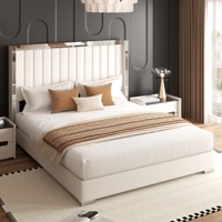 Lit de repos luxueux et moderne à bords miroir, avec revêtement en velours, cadre en fer et tête de lit rembourrée sur pieds, pour aménagements de suites d'hôtel