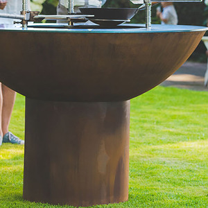 Barbecue hémisphérique portable au feu de bois avec tiroir de rangement Matériau en acier corten - Product Image 6