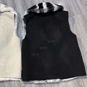 <span class=keywords><strong>Gilet</strong></span> <span class=keywords><strong>sans</strong></span> manches en pure laine de luxe ViVi7 avec revers, texture mode, en vraie fourrure de <span class=keywords><strong>lapin</strong></span> Rex pour <span class=keywords><strong>femme</strong></span> - Product Image 4