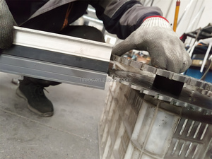 Machine de fraisage à queue moyenne <span class=keywords><strong>pour</strong></span> la fabrication de fenêtres et de portes en aluminium - Product Image 6