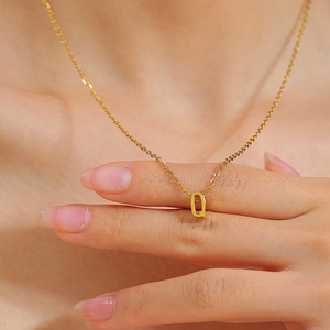 Collar de Moda con Colgante de Letra Inicial Pequeña, Chapado en Oro de 18K, Acero Inoxidable, 26 Letras del Alfabeto, para Mujer - Product Image 3