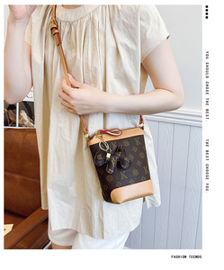 Bolso de Hombro en Forma de Cubo de PU para Mujer, Diseño Único con Letras, Correa Cruzada, Versátil y Moderno para Uso Diario, Forro de Poliéster - Product Image 6