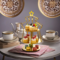 Luxuriöser Weihnachts-Dessertständer aus Goldfarbenem Edelstahl mit Drei Ebenen und Weißen Tellern für Hotel, Restaurant, Hochzeit und Buffet