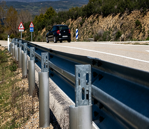 Barrière de sécurité routière en acier galvanisé robuste type W, anti-choc, M65 H2w3, pour le projet de construction routière au Qatar - Product Image 5