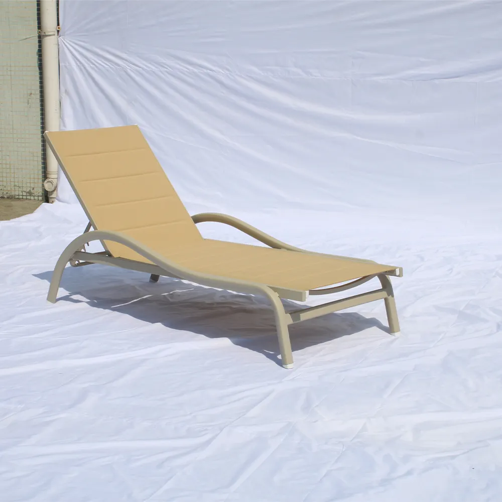 屋外パティオ寝椅子アルミリゾートスタイルプールラウンジチェアホイールスリングバックラウンジチェア