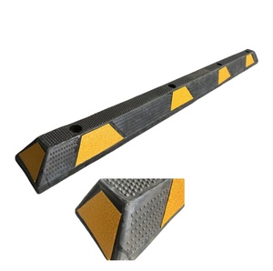 Tope de Tráfico para Carreteras con Cinta Reflectante Amarilla de Goma de Gran Tamaño (183 cm, 13 kg) para Control de Velocidad en Estacionamientos - Product Image 1