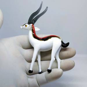 Figurine d'antilope en verre soufflé à la main, rouge, noir, blanc, sculpture animale décorative contemporaine - Product Image 5